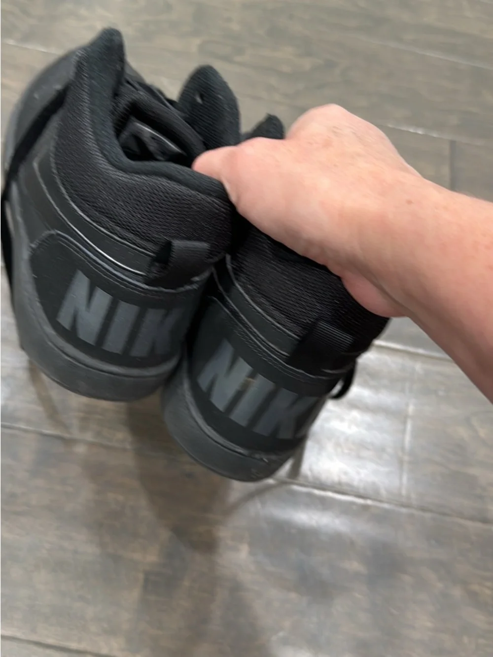Nike big kids Mid-Top Casual Sneakers